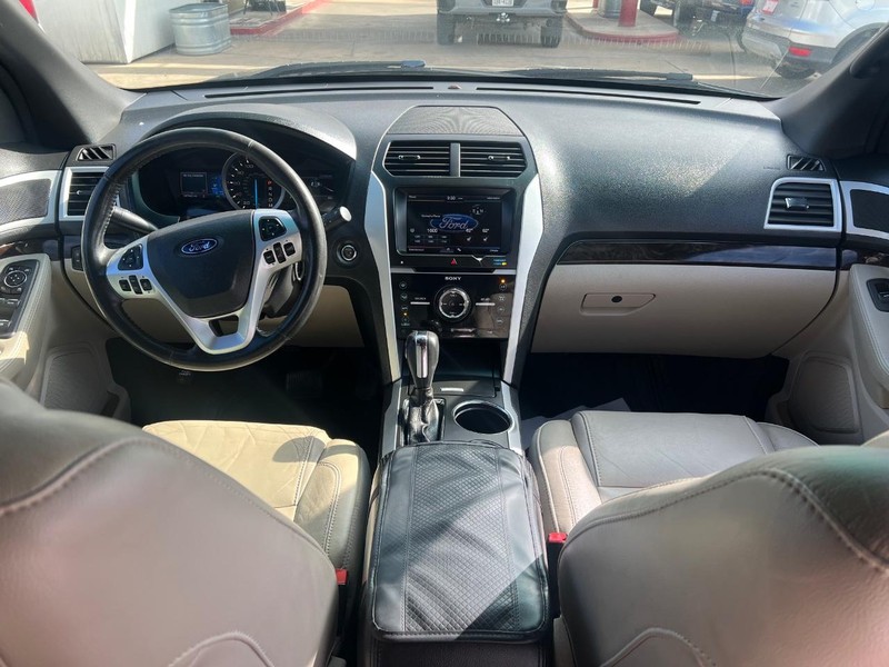 Ford Explorer Vehicle Full-screen Gallery Image 13