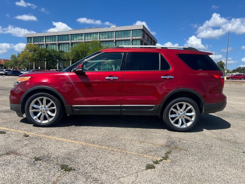 Ford Explorer Vehicle Full-screen Gallery Image 2