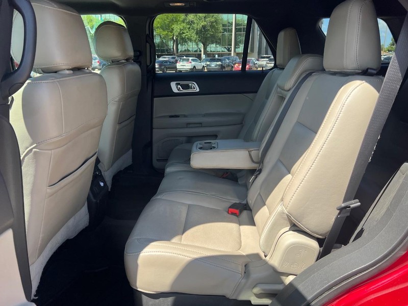 Ford Explorer Vehicle Full-screen Gallery Image 9