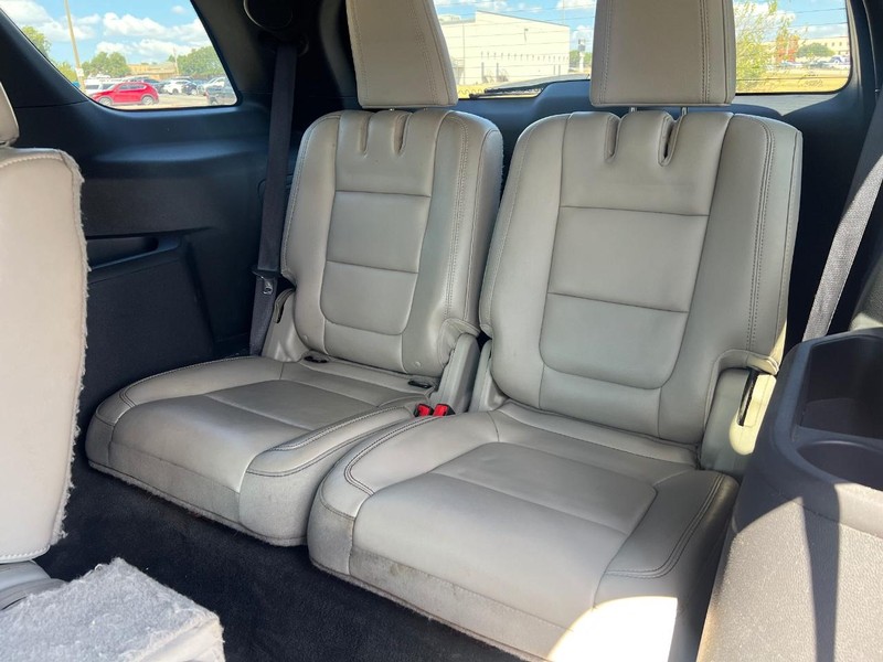 Ford Explorer Vehicle Full-screen Gallery Image 10