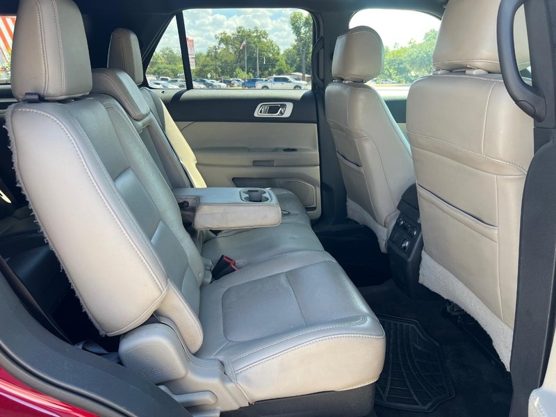 Ford Explorer Vehicle Full-screen Gallery Image 12