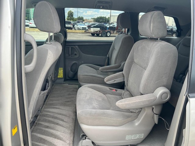 Toyota Sienna Vehicle Full-screen Gallery Image 09