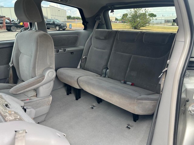 Toyota Sienna Vehicle Full-screen Gallery Image 10