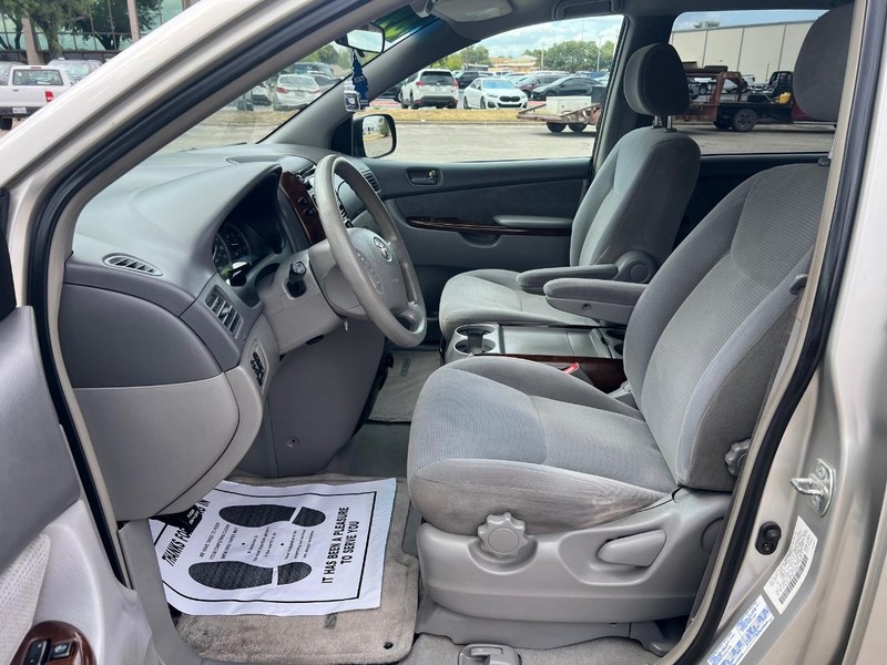 Toyota Sienna Vehicle Full-screen Gallery Image 8
