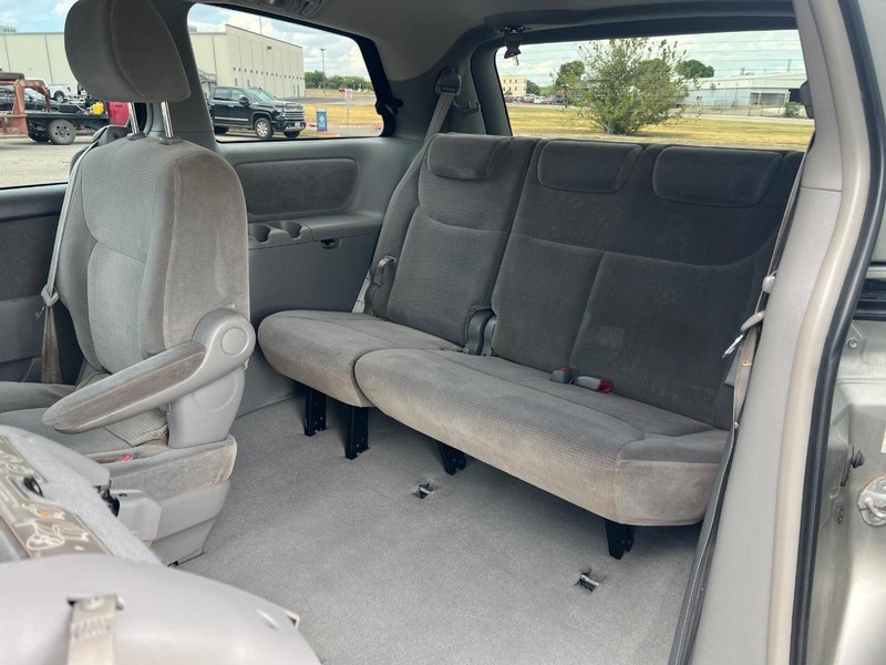 Toyota Sienna Vehicle Full-screen Gallery Image 10