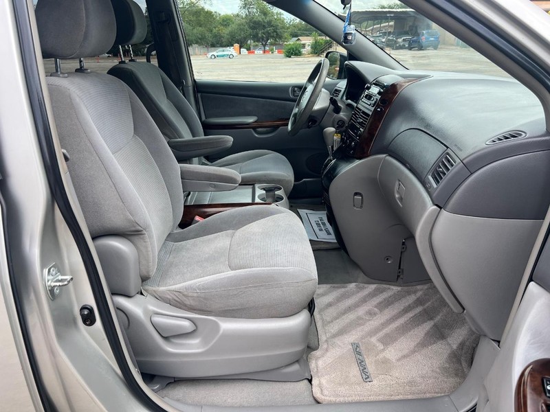 Toyota Sienna Vehicle Full-screen Gallery Image 11