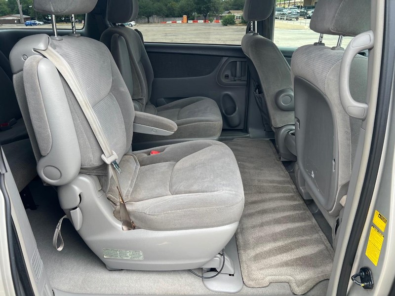 Toyota Sienna Vehicle Full-screen Gallery Image 12