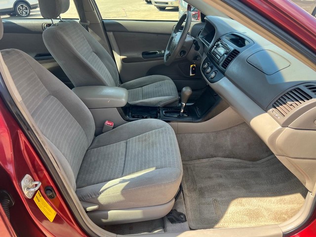 Toyota Camry Vehicle Full-screen Gallery Image 09