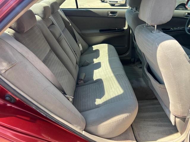 Toyota Camry Vehicle Full-screen Gallery Image 10