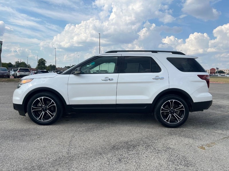 Ford Explorer Vehicle Full-screen Gallery Image 2