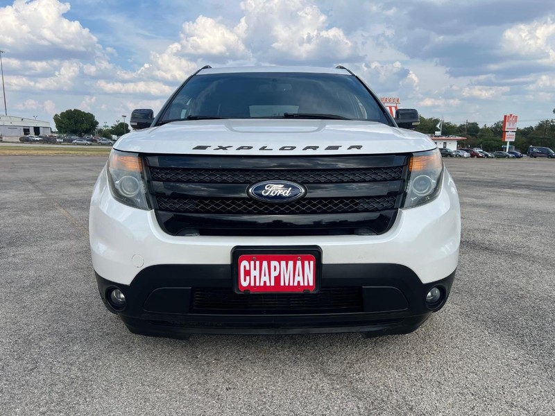 Ford Explorer Vehicle Full-screen Gallery Image 3