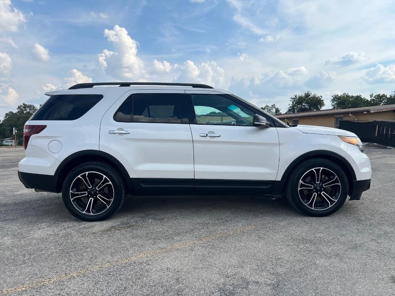 Ford Explorer Vehicle Full-screen Gallery Image 5
