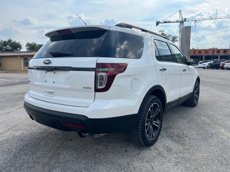Ford Explorer Vehicle Full-screen Gallery Image 6