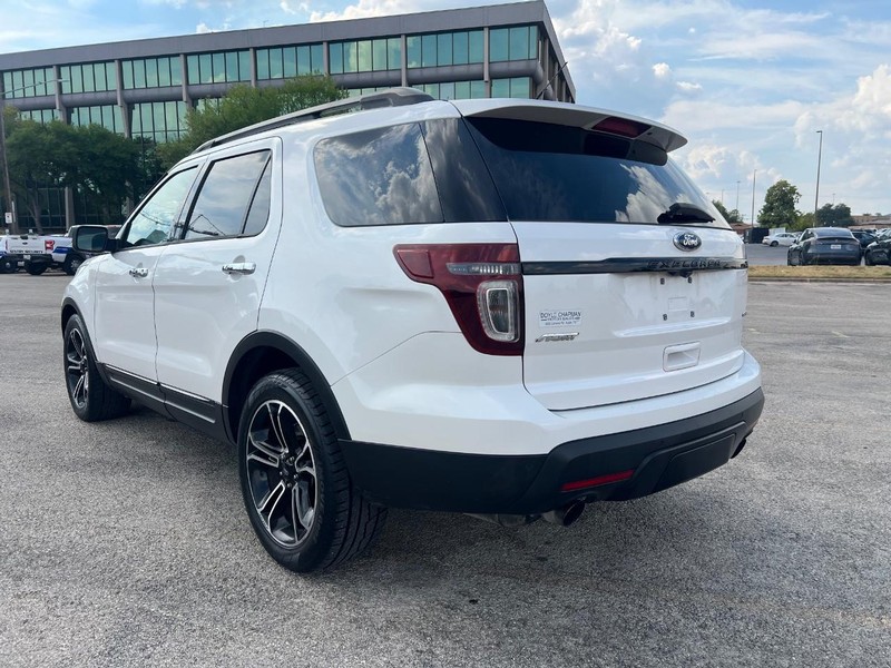 Ford Explorer Vehicle Full-screen Gallery Image 7