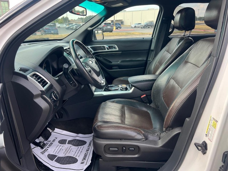 Ford Explorer Vehicle Full-screen Gallery Image 8