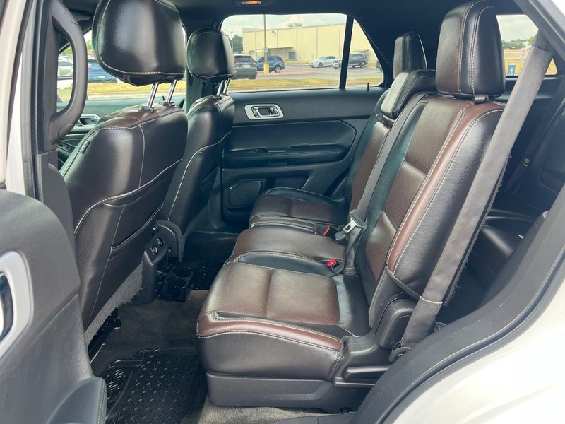 Ford Explorer Vehicle Full-screen Gallery Image 9