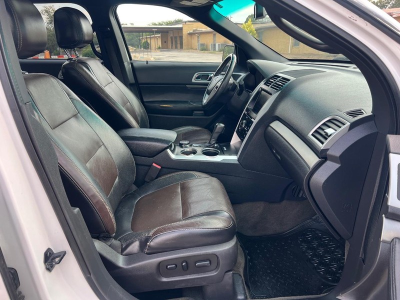 Ford Explorer Vehicle Full-screen Gallery Image 11