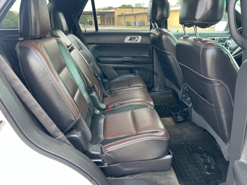 Ford Explorer Vehicle Full-screen Gallery Image 12