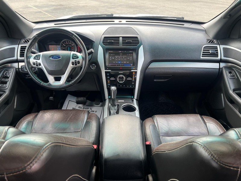 Ford Explorer Vehicle Full-screen Gallery Image 13