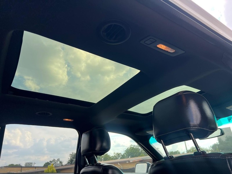 Ford Explorer Vehicle Full-screen Gallery Image 14