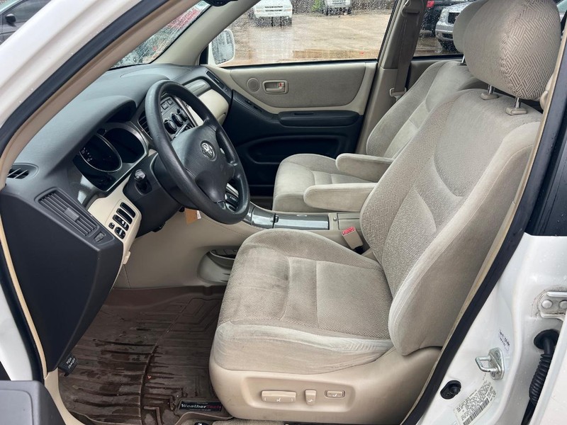 Toyota Highlander Vehicle Full-screen Gallery Image 8