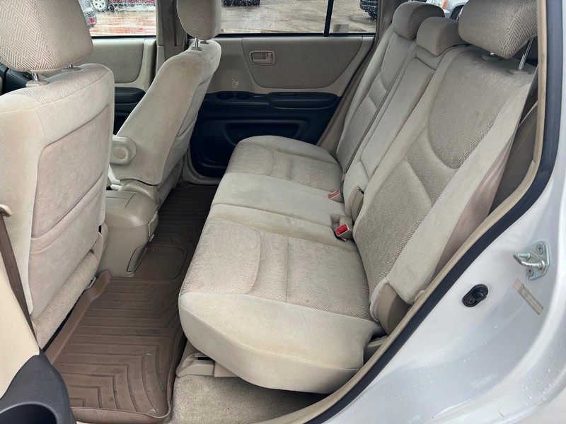 Toyota Highlander Vehicle Full-screen Gallery Image 9