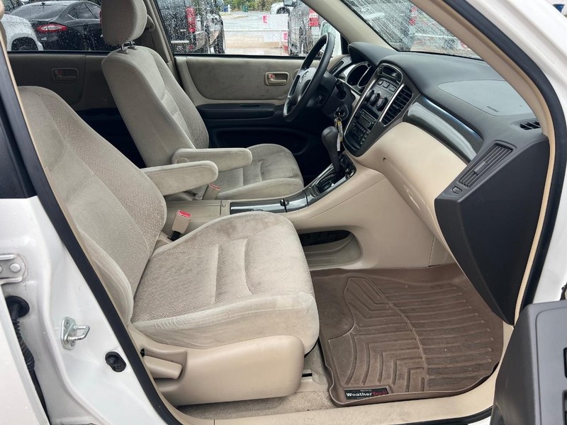 Toyota Highlander Vehicle Full-screen Gallery Image 10