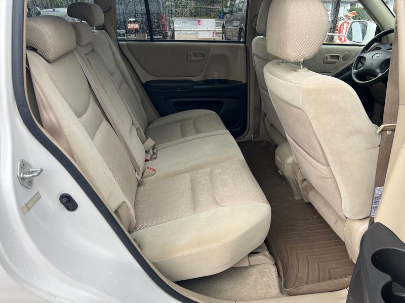 Toyota Highlander Vehicle Full-screen Gallery Image 11
