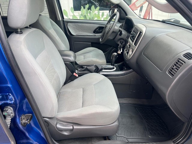 Ford Escape Vehicle Full-screen Gallery Image 10