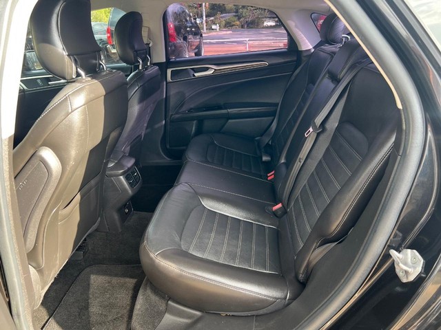 Ford Fusion Vehicle Full-screen Gallery Image 09