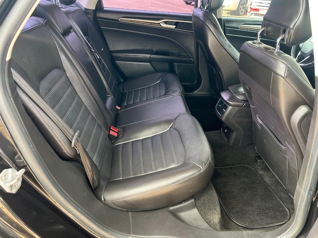 Ford Fusion Vehicle Full-screen Gallery Image 11