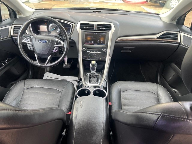 Ford Fusion Vehicle Full-screen Gallery Image 12