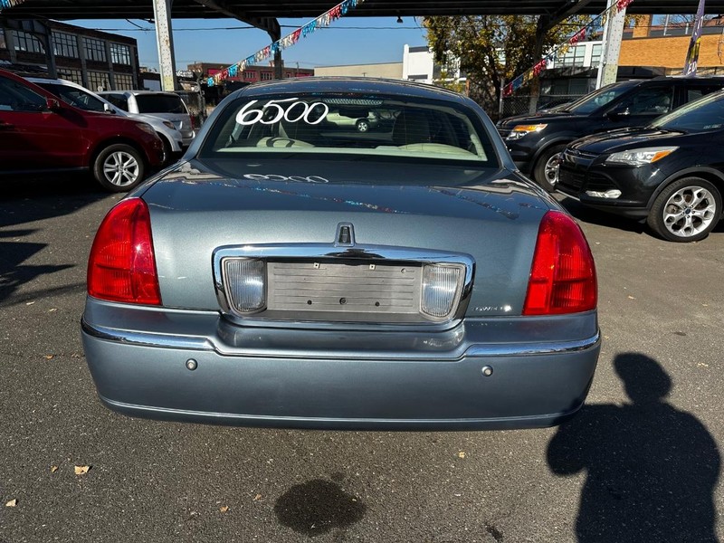 2004 Lincoln Town Car Signature photo