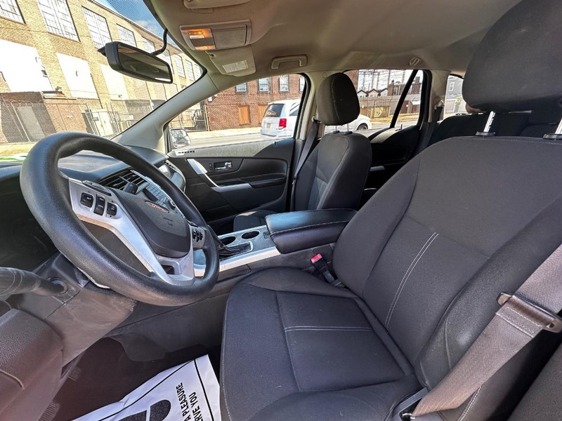 Ford Edge Vehicle Full-screen Gallery Image 05