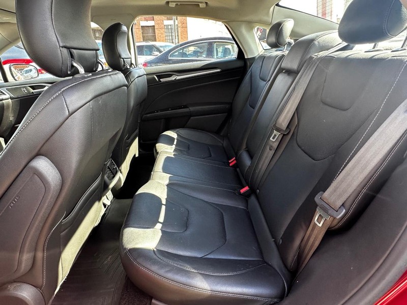 Ford Fusion Vehicle Full-screen Gallery Image 05