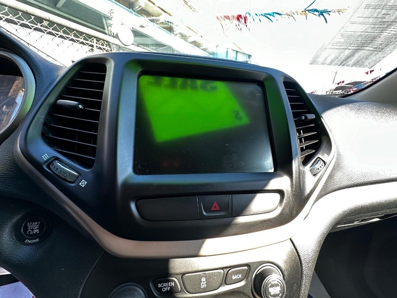 Jeep Cherokee Vehicle Full-screen Gallery Image 05