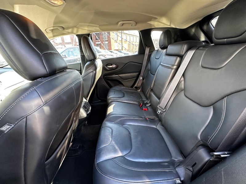 Jeep Cherokee Vehicle Full-screen Gallery Image 07