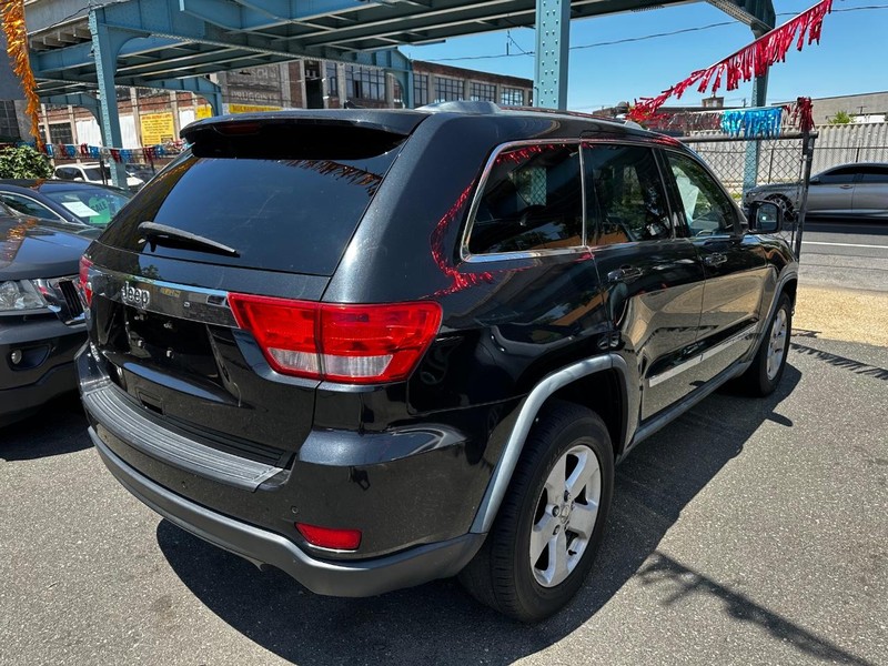 2011 Jeep Grand Cherokee Laredo photo 2