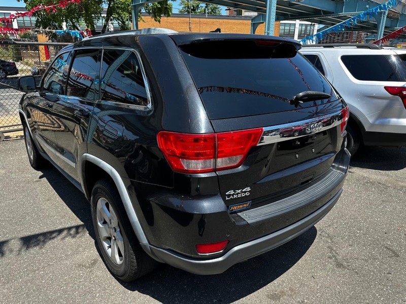 2011 Jeep Grand Cherokee Laredo photo 3