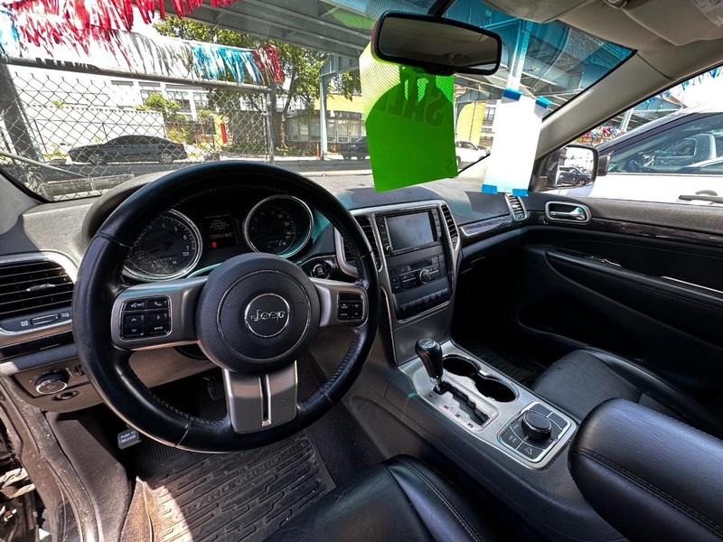 2011 Jeep Grand Cherokee Laredo photo 4