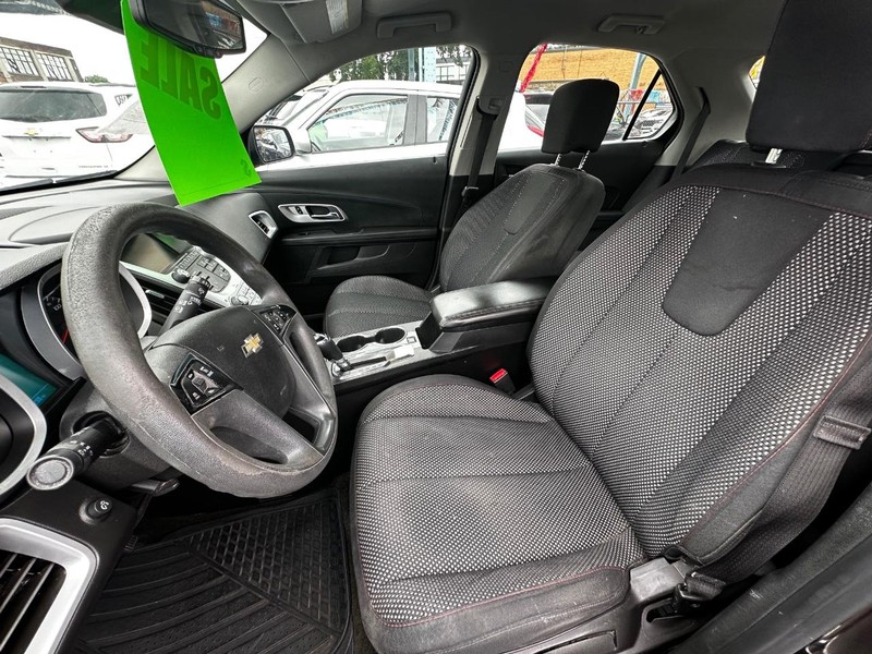 2017 Chevrolet Equinox LS photo 2
