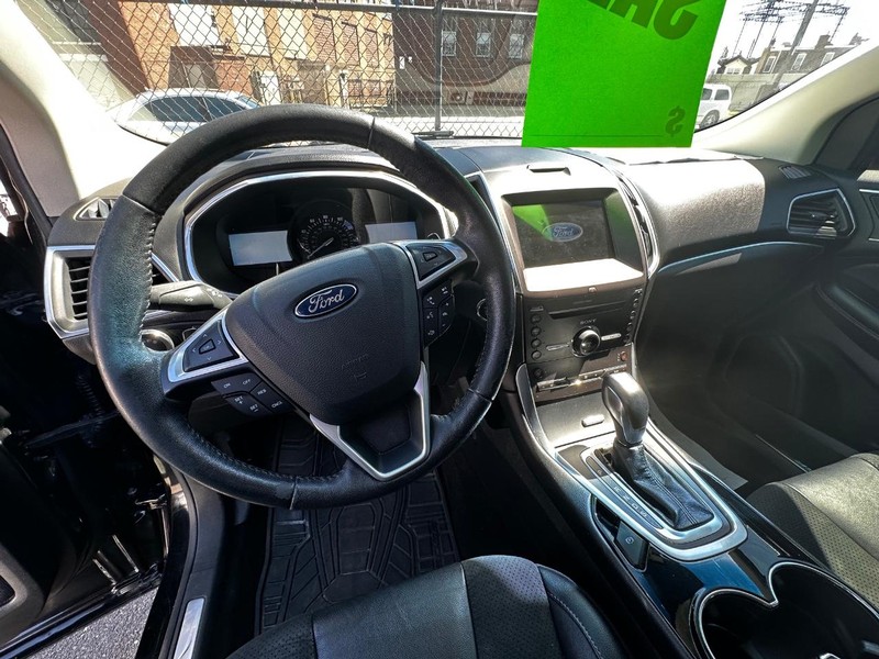 Ford Edge Vehicle Full-screen Gallery Image 04