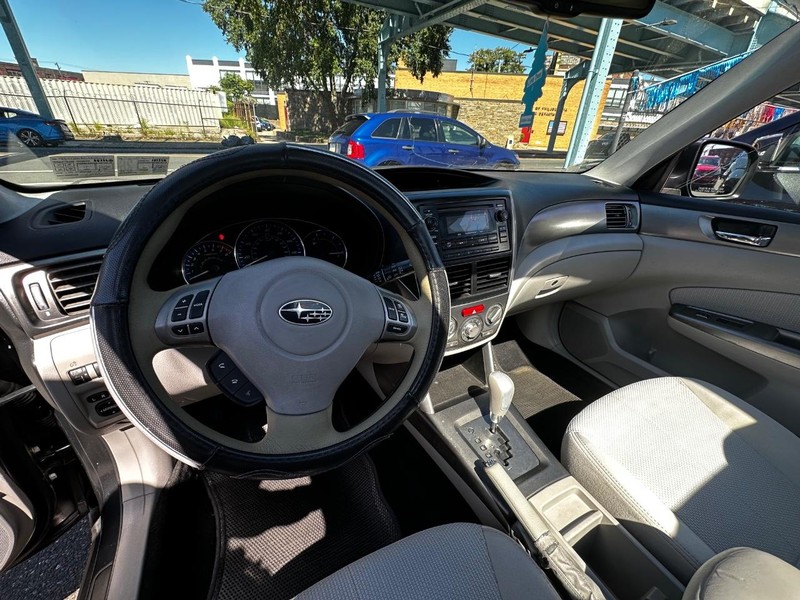 Subaru Forester Vehicle Full-screen Gallery Image 03