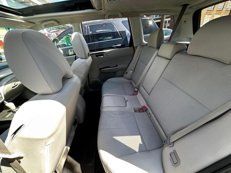 Subaru Forester Vehicle Full-screen Gallery Image 05