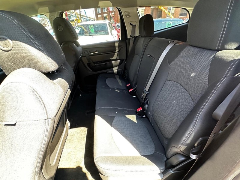 Chevrolet Traverse Vehicle Full-screen Gallery Image 07