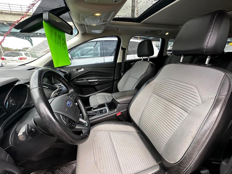 Ford Escape Vehicle Full-screen Gallery Image 04