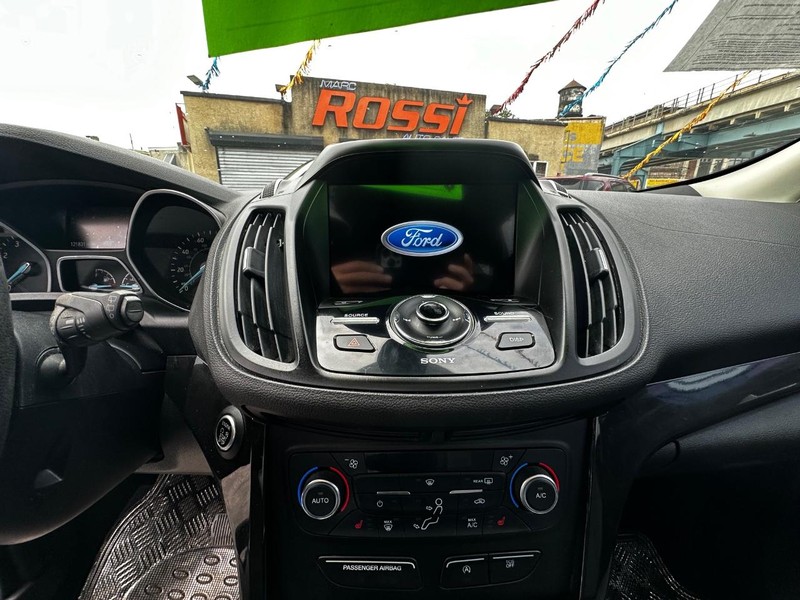 Ford Escape Vehicle Full-screen Gallery Image 05