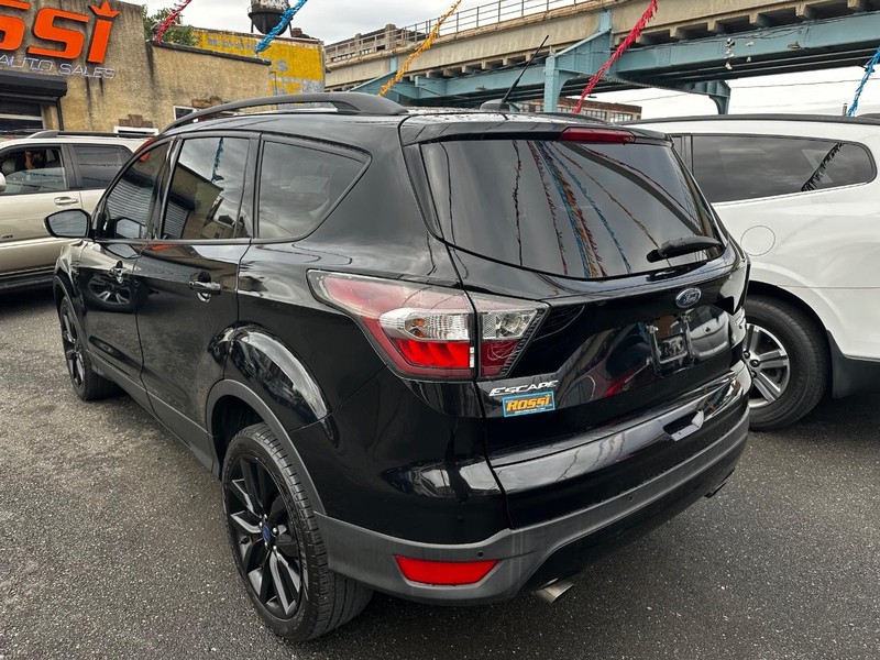 Ford Escape Vehicle Full-screen Gallery Image 07