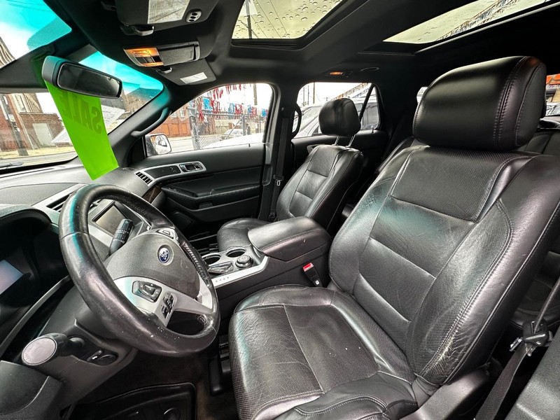 Ford Explorer Vehicle Full-screen Gallery Image 03