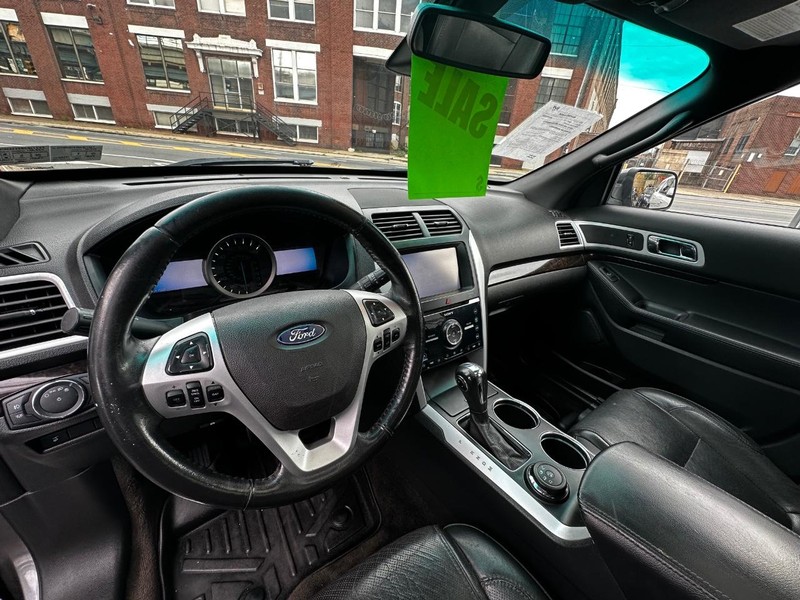 Ford Explorer Vehicle Full-screen Gallery Image 04